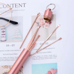 WAHAISON 7 Pcs Cure Oreille, Nettoyage Oreille En Acier INOX Set Nettoyant Oreille Réutilisable Avec Tube De Rangement Cérumen Curette Pour Cire D'oreille Remover Enfants Adultes ( Or Rose) 11 WAHAISON 7 Pcs Cure Oreille, Nettoyage Oreille En Acier INOX Set Nettoyant Oreille Réutilisable Avec Tube De Rangement Cérumen Curette Pour Cire D'oreille Remover Enfants Adultes ( Or Rose) -Protection auditive et tête Soldes 2022 66976879 5